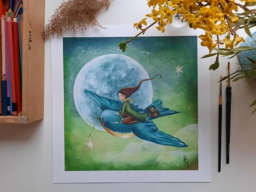 Foto van een print waarbij een meisje op een vogel zit die voorbij de maan vliegt
