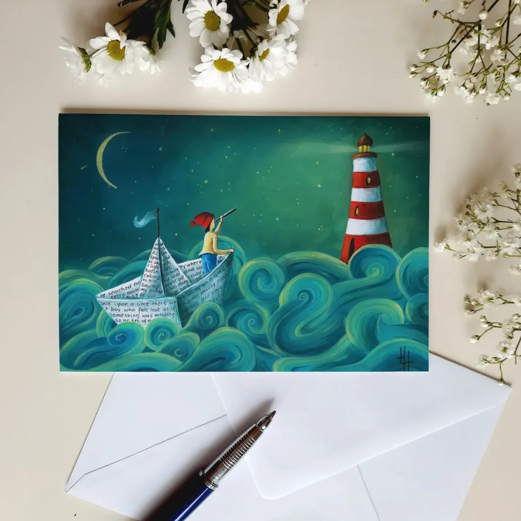 Wenskaart van jongen in papieren bootje op de zee kijken naar een vuurtoren door een verrekijker