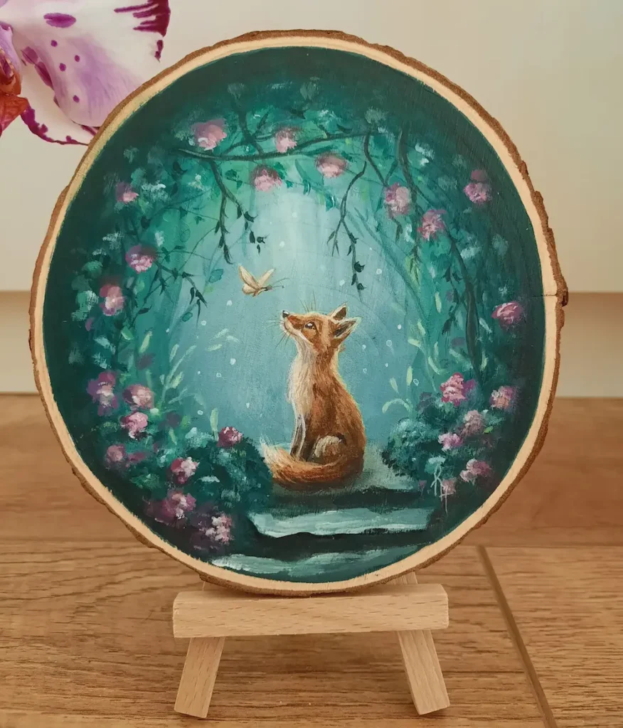 Handgeschilderde boomschijf van vos en fee in magisch bos