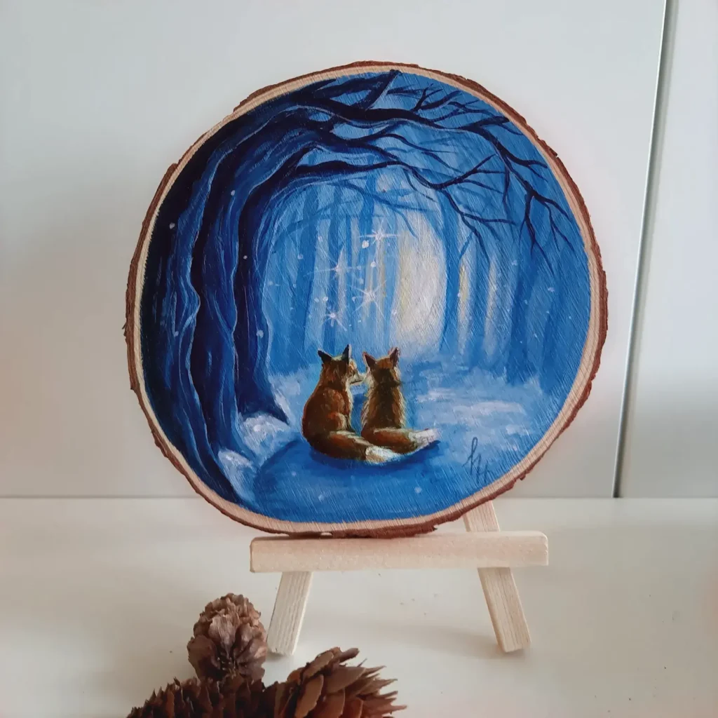 Handgeschilderde boomschijf van 2 vossen in een besneeuwd bos