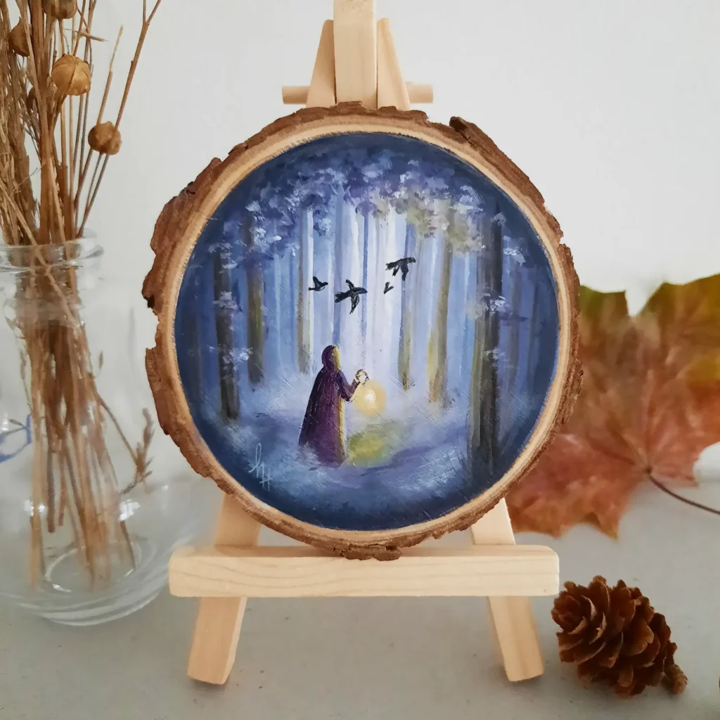 Boomschijf van vrouw met lantaarn en zwarte vogels in blauw mistig bos