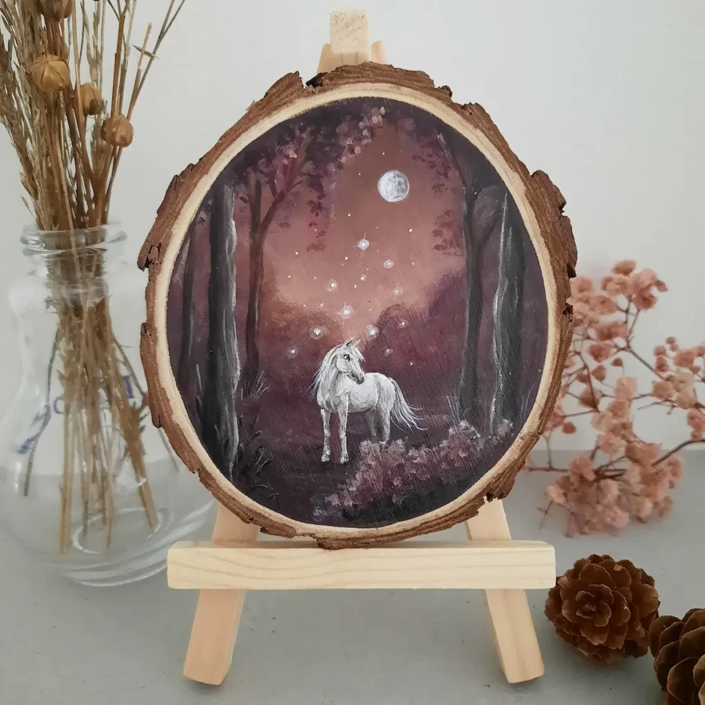 Boomschijf van wit paard in bos met volle maan
