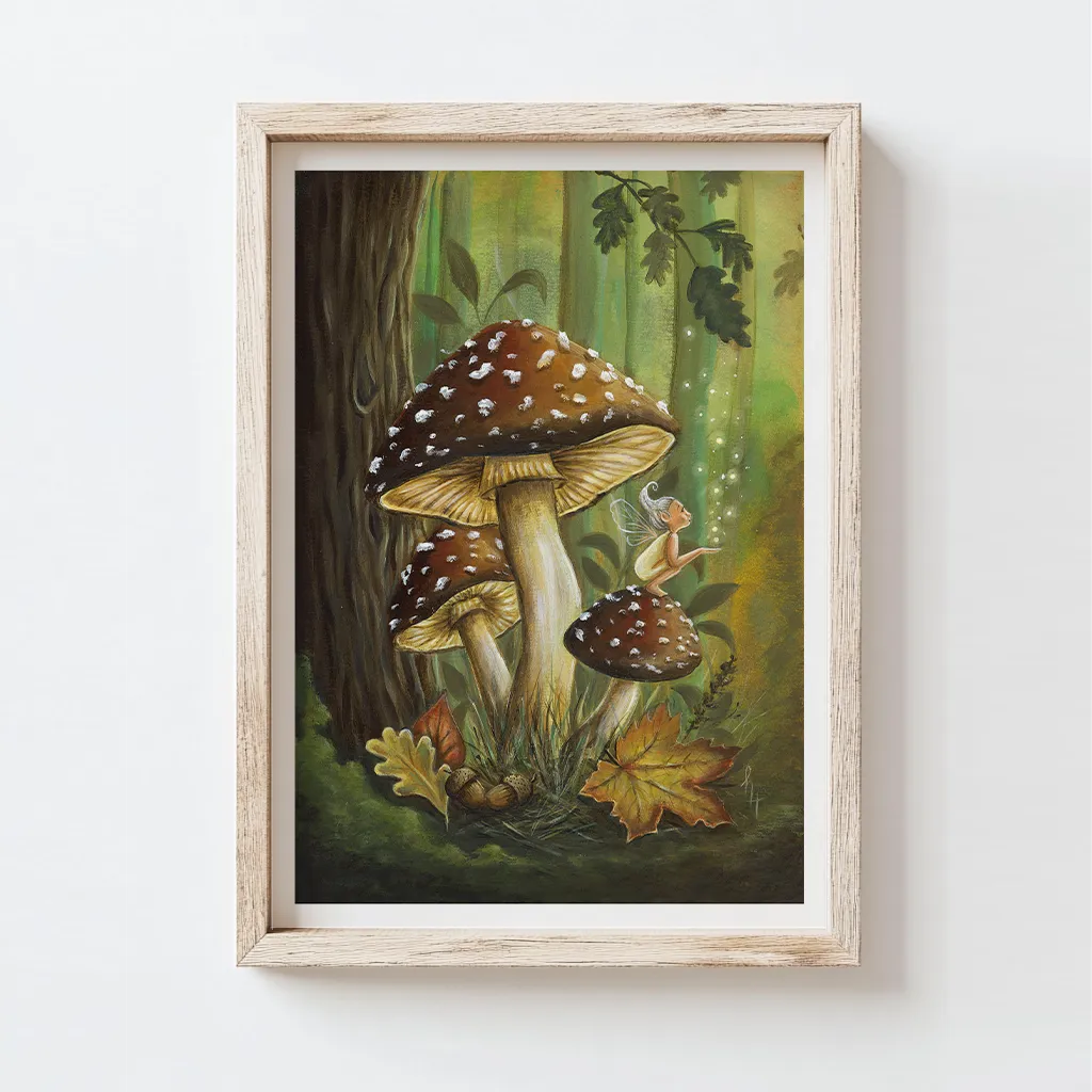 Elfje in een bos zittend op bruine paddestoel met witte stippen