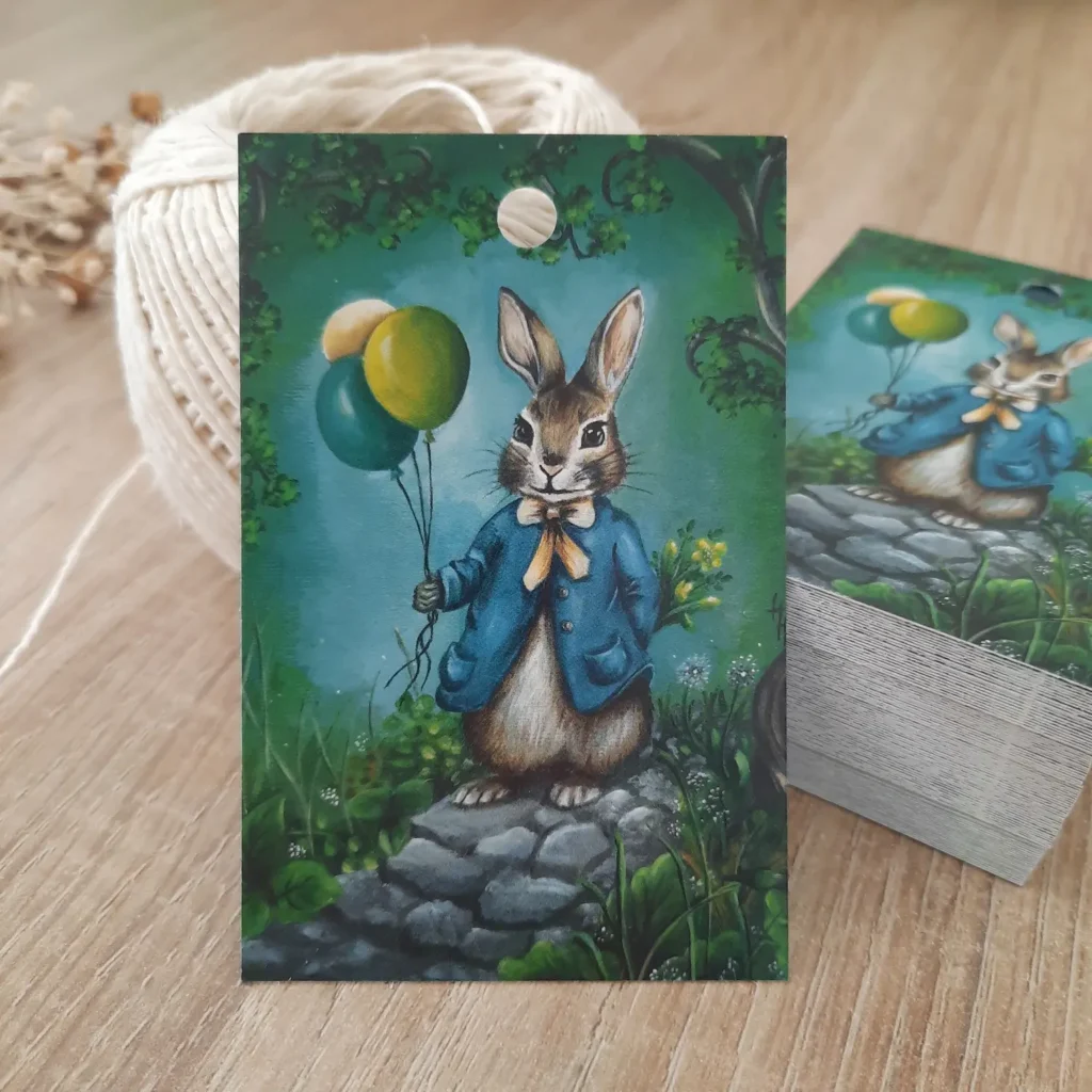 Cadeaulabel van pieterkonijn die een bloemenboeket en drie ballonen vasthoudt