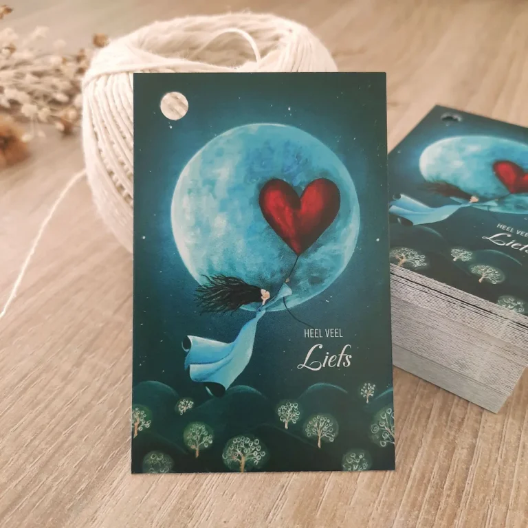 Veel liefs cadeaulabel van meisje die aan een harten ballon in de lucht vliegt met een grote maan op de achtergrond