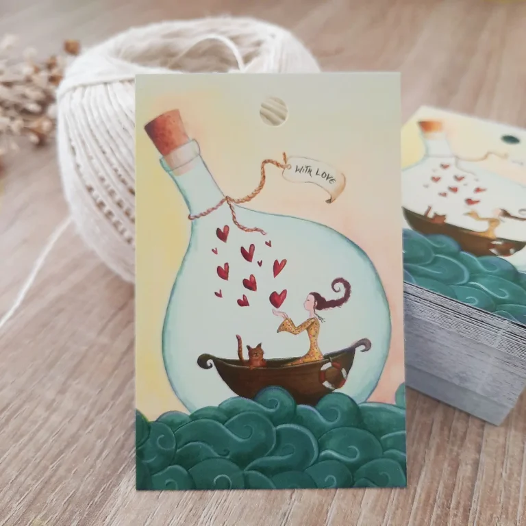 With Love Cadeaulabel van fles op het water met meisje die hartjes strooit en kat in boot