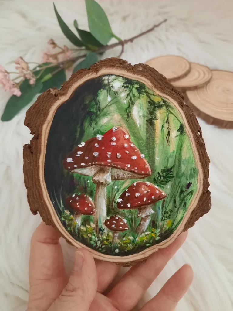handgeschilderde boomschijf van 4 rode paddenstoelen met witte stippen in groen bo