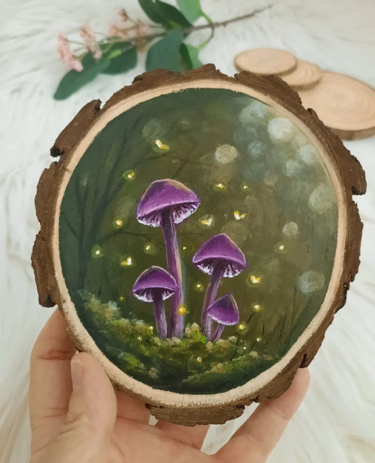 Handgeschilderde boomschijf van paarse paddenstoelen in groen bos omringd door gele vuurvliegjes