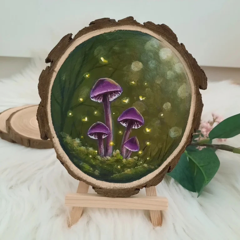 Handgeschilderde boomschijf van paarse paddenstoelen in groen bos omringd door gele vuurvliegjes