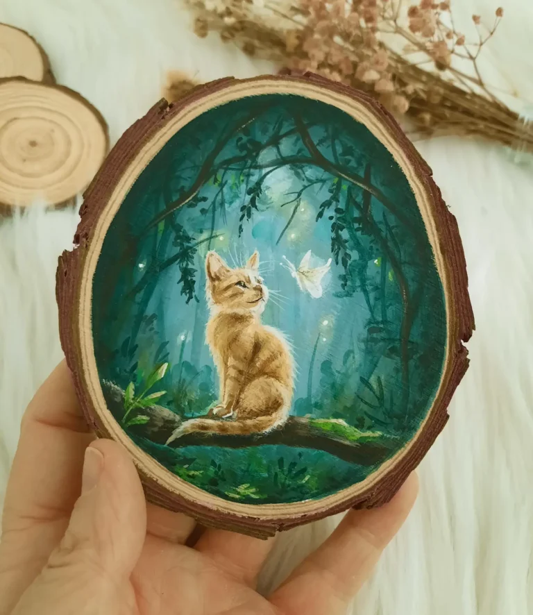 een ros katje zit op een boomstam in een groen bos en kijkt naar een vlinder