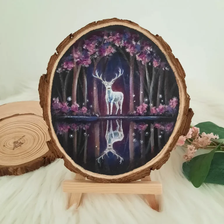 wit hert aan de oever van een rivier in een bos met roze bloesems