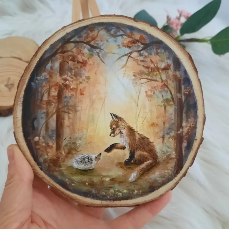 vosje met egeltje in een goud bruin bos