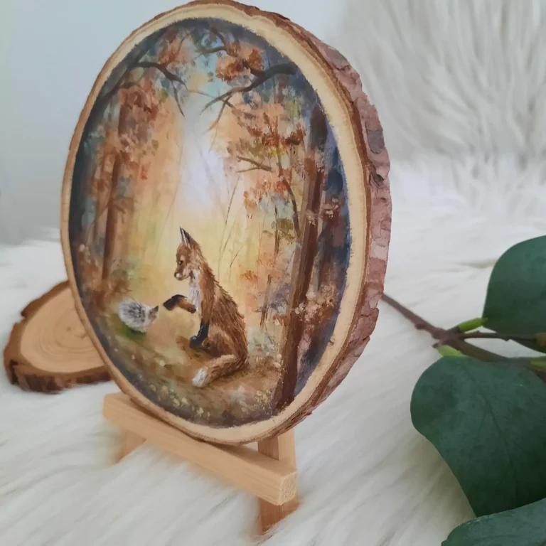 vosje met egeltje in een goud bruin bos