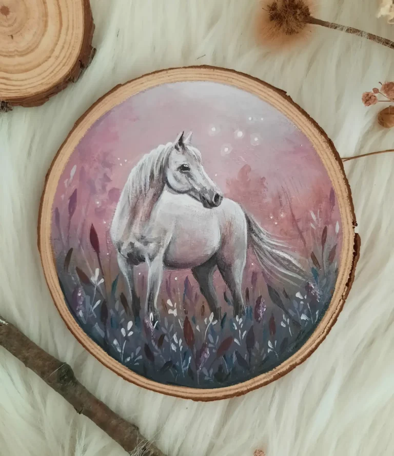 Wit paard in een blauw rood bloemenveld in een roze achtergrond