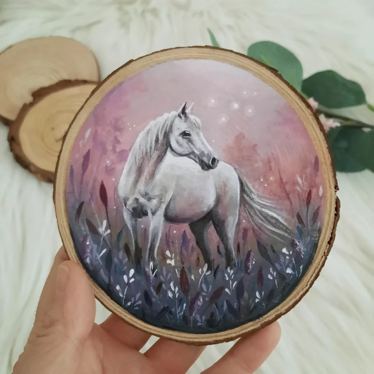 Wit paard in een blauw rood bloemenveld in een roze achtergrond