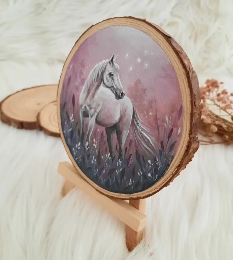 Wit paard in een blauw rood bloemenveld in een roze achtergrond
