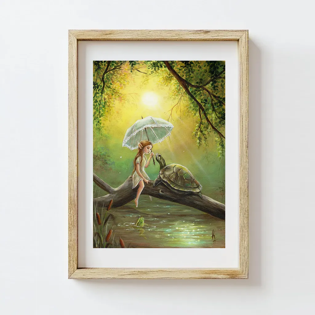 Artprint van elfje met parasol en schildpad zitten op een boomstam in het water